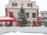 Vánočnímu stromu na náměstí ve Velkém Meziříčí se ulomila špička.