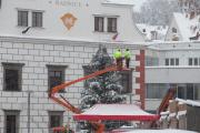 Špička vánoční stromu s hvězdou nevydržela nános sněhu a zlomila se. Pracovníci TSVM ji opravili.