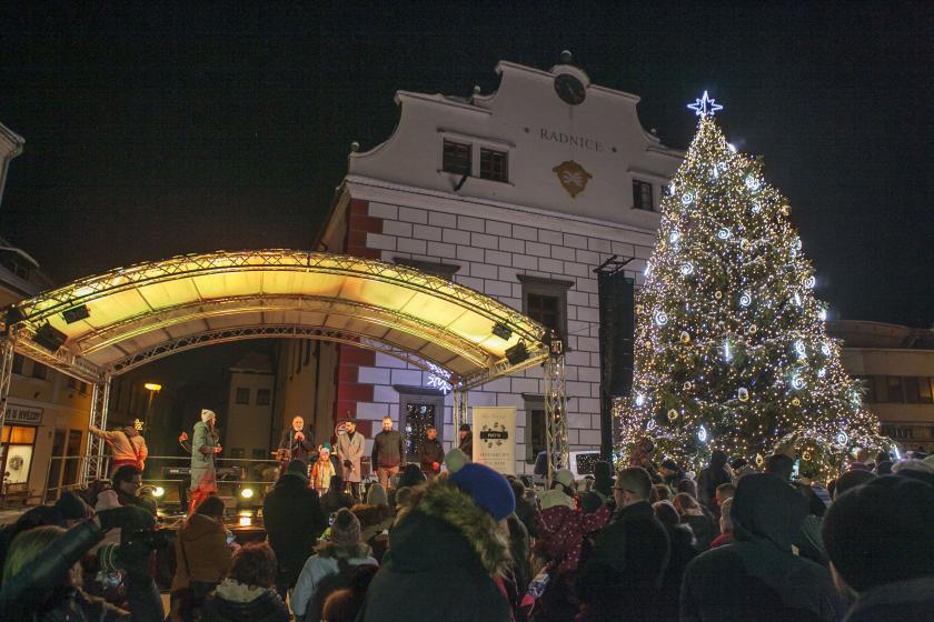 Společným odpočítávám na náměstí jsme rozsvítili letošní vánoční strom a celou světelnou výzdobu. Video již nyní na našem Facebooku.