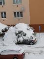 Nánosy těžkého sněhu si vybraly svou daň na jednom ze zaparkovaných aut na ulici Krškova.