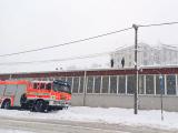 S nebezpečně velkou vrstvou mokrého a těžkého sněhu na střeše zimního stadionu přijeli pomoci také hasiči.