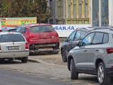 Na Sokolovské před poštou se u přechodu v pátek dopoledne střetla tři osobní auta, nehoda se obešla bez zranění.