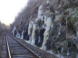 Ve skalách kolem trati se opět tvoří parádní ledové útvary.