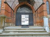 Před synagogou ve Velkém Meziříčí se objevil program připravovaných akcí pořádaných přímo v synagoze.