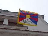 Vlajka pro Tibet již visí na radnici. Připomíná se vždy 10. března na výročí Tibetského národního povstání, jejímž cílem je poukázat na porušování lidských práv v Tibetu.