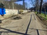 Na ulici Příkopy se mění zelený pás kolem silnice. Zmizely túje i lavičky, nahradit je má nová výsadba i mobiliář.