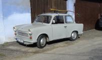 V Olší mají velikonoční trabant s obří pomlázkou. 