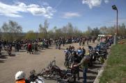 Odhadem až 500 motorek v sobotu kolem poledne dorazilo pod rozhlednu na Fajtově kopci na tradniční otvírání silnic.