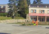 Silničáři opravují kamenné kostky kolem kruháče na Třebíčské.