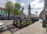 Letní zahrádky restaurací se vrací. První roste před Jupiter clubem. 