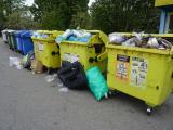 Včerejší nepořádek kolem kontejnerů na papír na Třebíčské vystřídal dnešní nepořádek kolem kontejnerů plast, odložené jsou zde části auta.