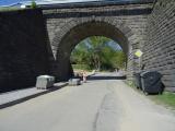 Po novém chodníku se už dostanete až pod železniční viadukt na ulici Nad Gymnáziem.