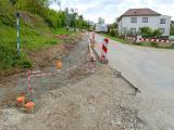 Práce na novém chodníku na Fajtův kopec se posunuly do úseku mezi viadukt a most přes dálnici.