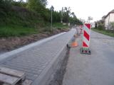 Výstavba chodníku na Fajťák už postoupila nad viadukt. 