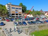 Náměstí je skrze konání trhů uzavřené. Ve Svitu se parkuje ve třech řadách za sebou. Jak vyjedou řidiči z prostřední řady?