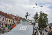 Cyklisty tour Na kole dětem kromě přivítání a občerstvení čekala freestylová bikeshow místního ridera Jakuba Hejla a jeho parťáka Zdendy Peška.
