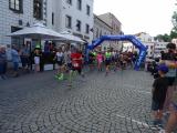 Na sedmdesát běžců se vydalo v sobotu v 17 hodin zdolat 10 km a 21,1km trať. Konal se závod NKT Půlmaraton Sportovního centra Velké Meziříčí.