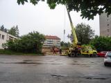 Na parkovišti pod knihovnou na Poštovní od rána pracuje autojeřáb.