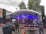 Na pouťových slavnostech vystupuje veselá kapela Kašpárek v rohlíku. 