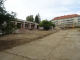 Děje se v knihovně: Z původní budovy na Poštovní se vyváží velké množství stavební suti.
