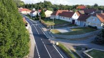 Od Martinic ke Kozlovu je nalajnováno. Dál k Meziříčí vodorovné značení zatím chybí. 