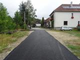 Vedlejší komunikace v Dolních Radslavicích má nový asfaltový povrch.