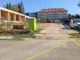 Práce na rekonstrukci knihovny pokračují dle harmonogramu. V tomto týdnu dojde na zahradě k hrubým terénním úpravám a následně bude navážen železobetonový skelet pro přístavbu.