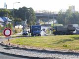 Také ve čtvrtek pokračují práce na okružní křižovatce na Karlově. Nájezd na D1 na 146 km ve směru na Prahu a sjezd ze směru od Brna je stále uzavřen.