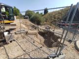 Začaly výkopové práce nad železničním viaduktem na ulici Nad Gymnáziem, kvůli kterým se zpozdiůp otevření silnice na Fajtův kopec o dva týdny.
