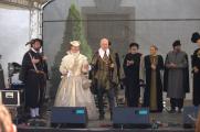 Na historické slavnosti zavítal Albrecht z Valdštejna, přivítalo ho plné nádvoří lidí a slovutná městská rada.