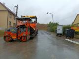 Cesta na Fajtův kopec pod viaduktem se začíná asfaltovat.