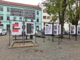 Na náměstí byly instalovány panely k výstavě Česká cena za architekturu 2024.