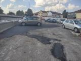 Proběhla oprava části povrchu parkoviště za Kooperativou.