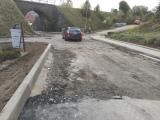 Nad železničním viaduktem už jsou kolem cesty dokončeny obrubníky, nic tak nebrání brzkému dokončení stavby. 