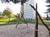 Výměna herních prvků na dětském hřišti na ulici Bezručova. 