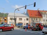 V centru města buďte na silnicích obezřetní. Na křižovatkách se vyměňují semafory za nové s LED světly