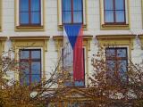 Česko si připomíná 106. výročí založení Československa. Vlajky visí na všech veřejných budovách, jako třeba tato na gymnáziu.