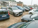 Do nezáviděníhodné situace se dostal řidič vozidla Mercedes na parkovišti v bývalém areálu Svit.