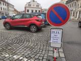 Od pondělí 25. listopadu bude omezeno parkování v centrální části náměstí. Bude se instalovat kluziště.