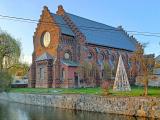 Vánočně vyzdobeno je i okolí synagogy.