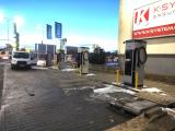 U nového OC Karlov přistavili čtyřy stojany na každém s dvěma kabely na nabíjení elektromobilů. 