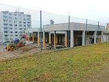 Probíhá vyzdívání nového skeletu u přístavby nové knihovny.