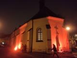Červená středa ve Velkém Meziříčí. Na připomínku lidí pronásledovaných za svou víru byl meziříčský špitálek nasvícen červeně. Uvnitř se od půl šesté konala prezentace o misijní práci v Ugandě a hodinu později ekumenická bohoslužba.