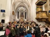 Krásné vánoční písně v podání žáků ze Základní školy Oslavická se nesly zaplněným kostelem.