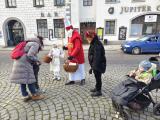 Městem chodí Mikuláš, anděl a čert. Potkat je můžete v centru města do 11h a pak od 14h-16h. Mezitím potěší návštěvou seniory v bytovém domě na Hornoměstské ulici a Zdenky Vorlové.