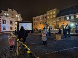 Adventní program na náměstí uzavřelo promítání ledového kina. Na programu byl druhý díl Ledového království.