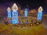 Na adventním věnci u výjezdu z náměstí již svítí 3 svíce.