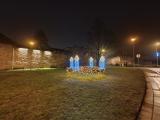 Čtvrtá adventní neděle je tu a na věnci u výjezdu z náměstí opět svítí všechny svíce.