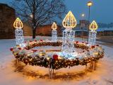 Zamrzlý adventní věnec u výjezdu z náměstí ve Velkém Meziříčí.