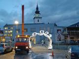 Dnešní silný noční vítr poškodil oblouk vánoční výzdoby na mostku spojující centrum města a parkoviště ve Svitu a tak jej technické služby dnes ráno demontovali.